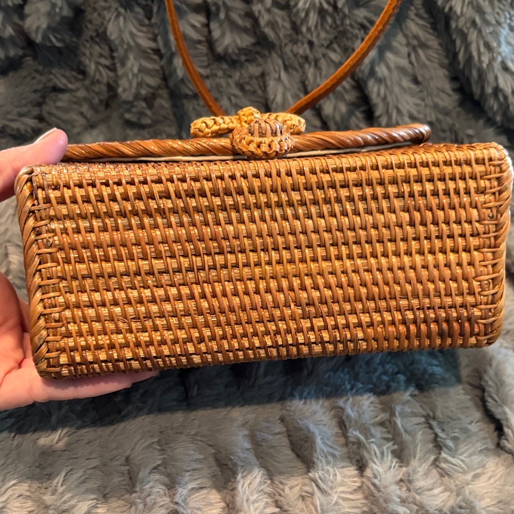 Elegant Woven Crossbody Bag in Tan - Picture 4 of 10